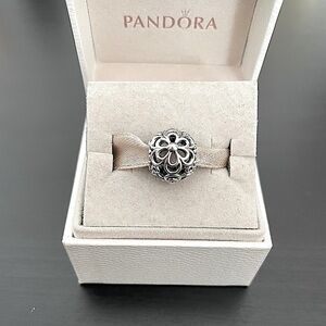 Pandora Picking Daisies Charm